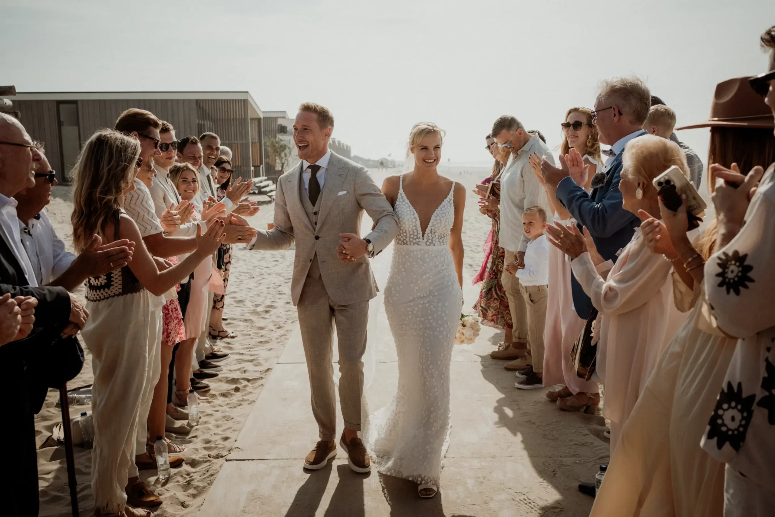 Nick en Fleur lopen naar altaar op strand