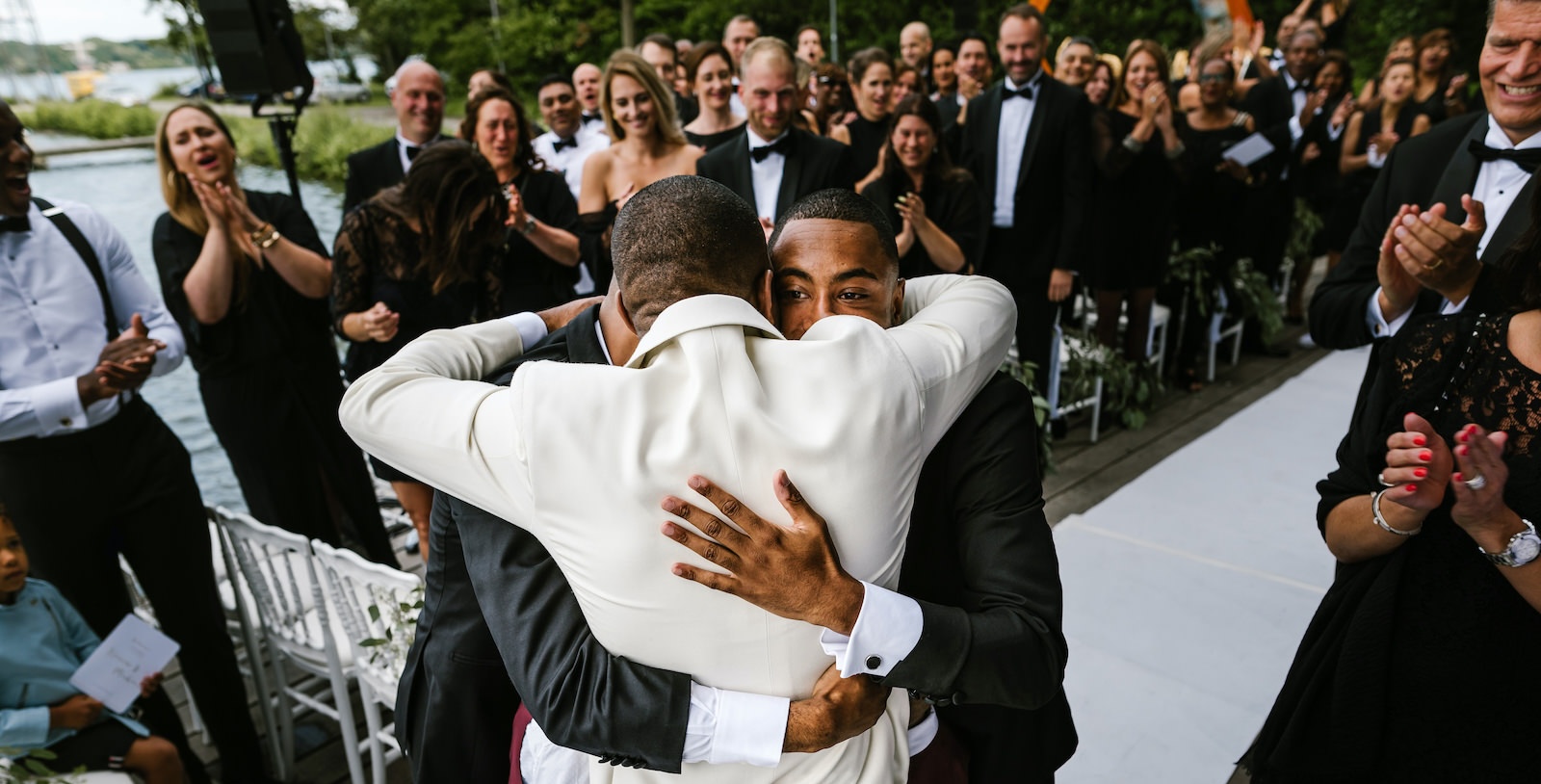 Luigi's Grooms Michael op trouwdag omhelst twee anderen
