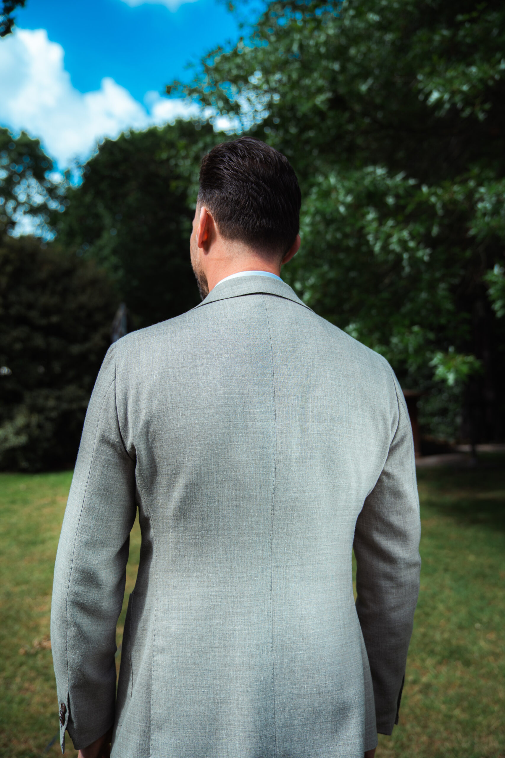 beige pak voor bruiloft gast