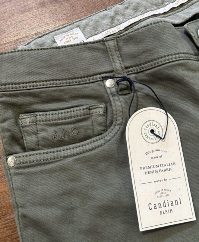 Op maat gemaakte broek met geborduurde initialen gepersonaliseerd